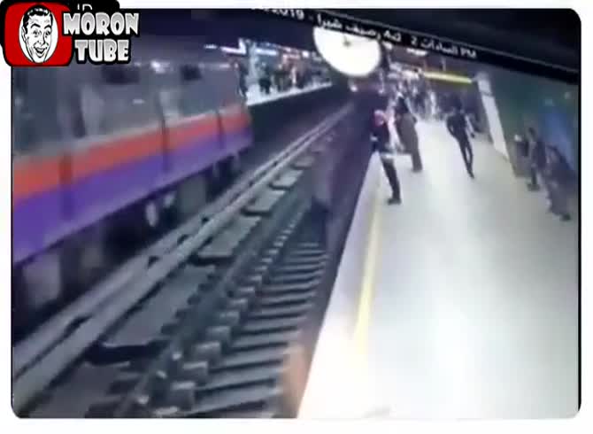 Video :A guy falls down on the tracks as the train pulls up